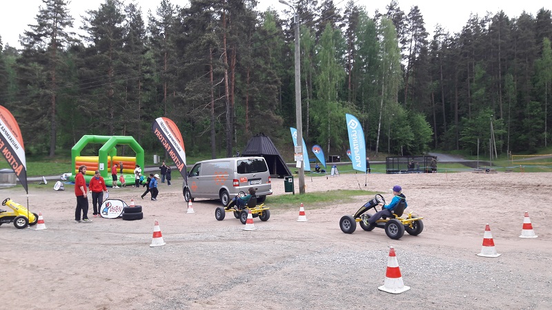 polkuauto pomppulinna